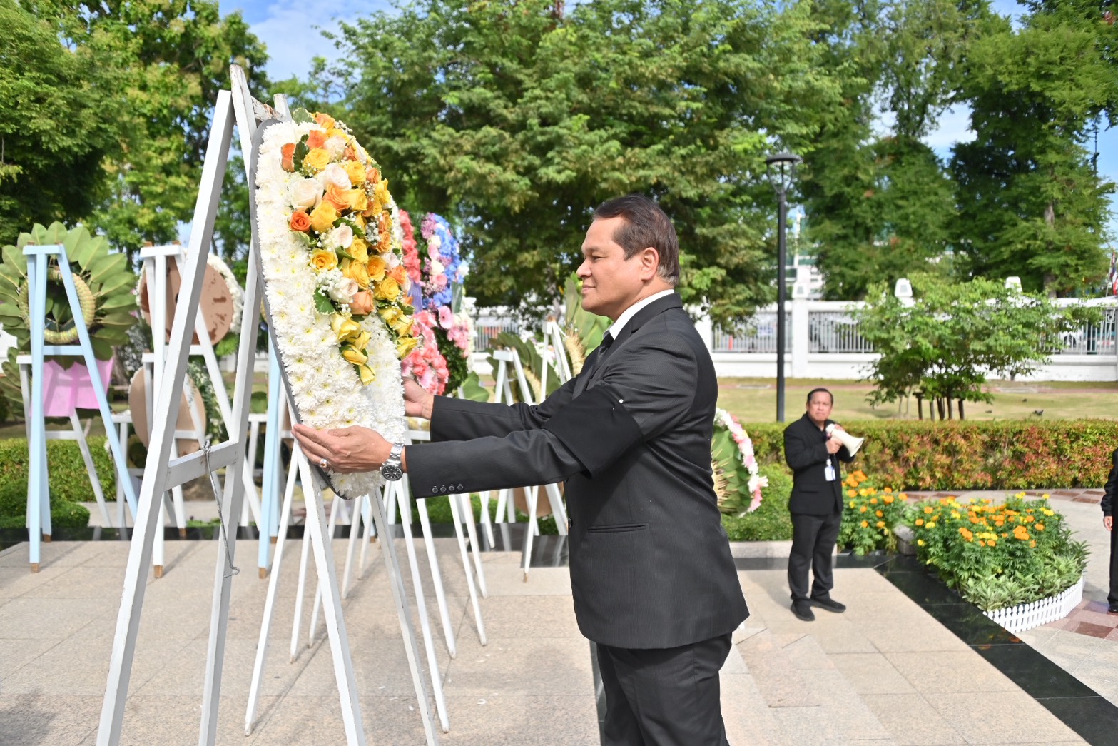 กรมบังคับคดีร่วมวางพวงมาลาถวายสักการะเนื่องใน 